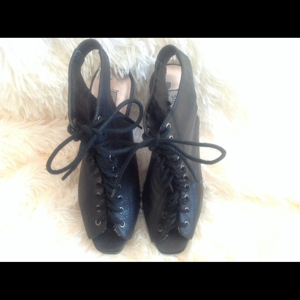 Steve Madden leather bootie
